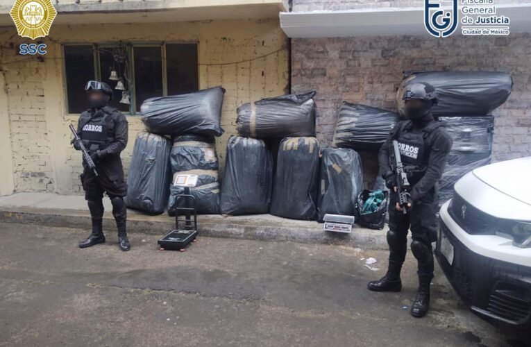 Derivado de un cateo en Iztapalapa, efectivos de la SSC y FGJ aseguraron aproximadamente media tonelada y más de 120 dosis de aparente marihuana, así como un arma de fuego larga