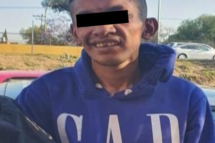 Por el posible robo de objetos al interior de un vehículo, policías de la SSC detuvieron a dos personas en Iztapalapa