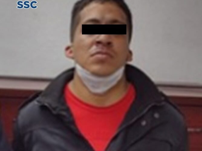 Tras una persecución, oficiales de la SSC detuvieron a dos personas posiblemente involucradas en el asalto a usuarios de transporte público, en Iztapalapa