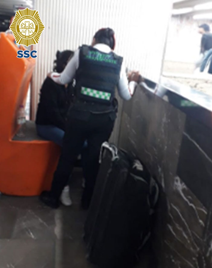 A través de diálogos disuasivos, personal de la SSC evitó que una mujer atentara contra su vida en la estación balderas del metro CDMX