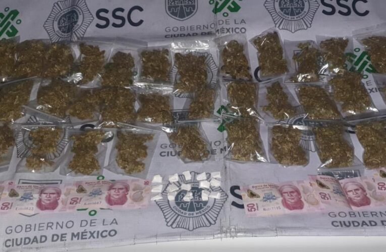 Dos personas fueron detenidas por personal de la SSC en posesión de dosis de aparente droga y dinero en efectivo, en Magdalena Contreras