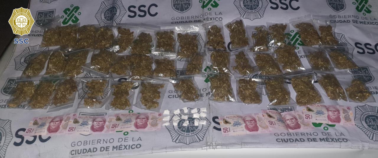 Dos personas fueron detenidas por personal de la SSC en posesión de dosis de aparente droga y dinero en efectivo, en Magdalena Contreras