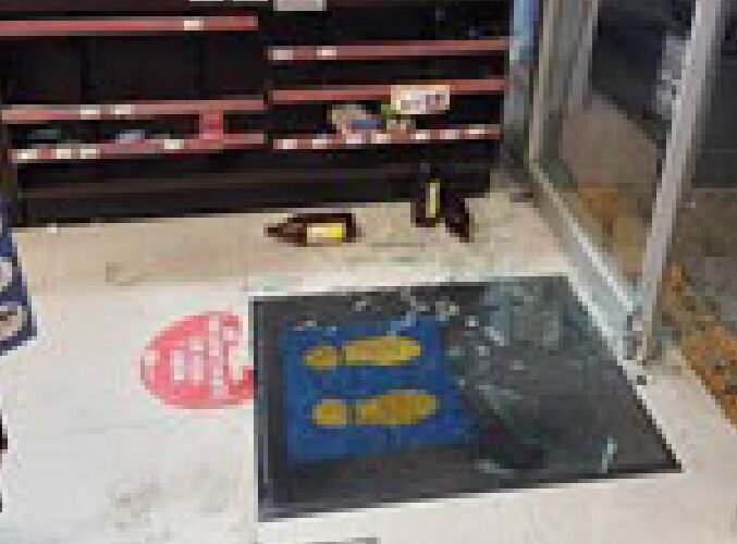 Detienen a dos hombres señalados como posibles responsables del robo a una tienda de conveniencia en la Alcaldía Gustavo A. Madero