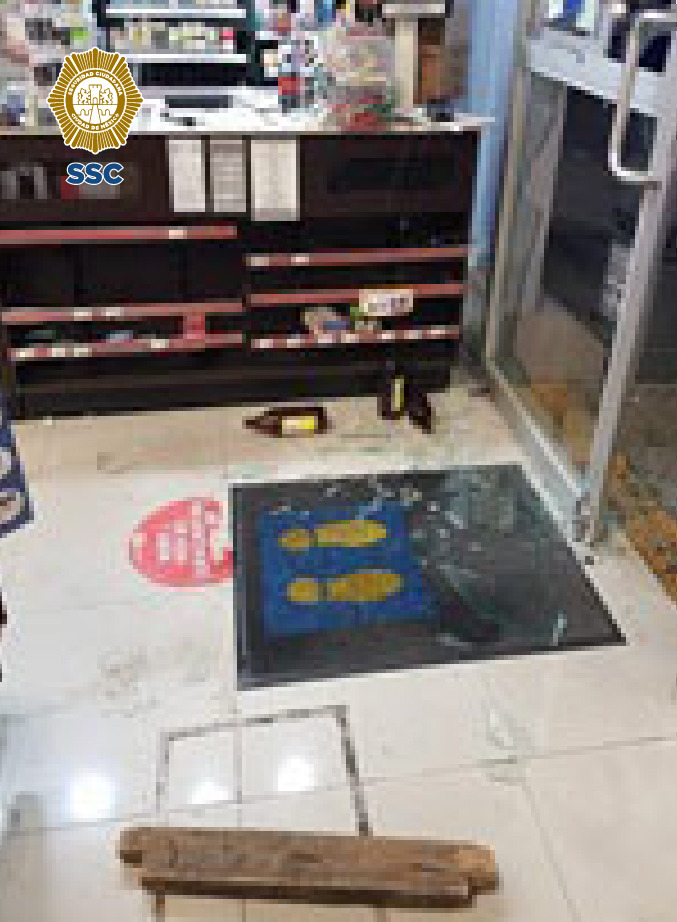 Detienen a dos hombres señalados como posibles responsables del robo a una tienda de conveniencia en la Alcaldía Gustavo A. Madero