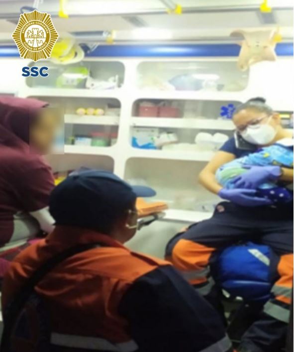 Mujer policía de la SSC auxilió a una joven que entró en labor de parto en su domicilio y recibió a la bebé, en la alcaldía Tláhuac