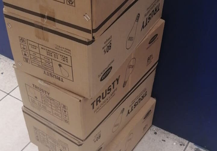 Oficiales de la SSC detuvieron a un hombre que posiblemente sustrajo de una bodega ubicada en la alcaldía Gustavo A. Madero, alrededor de 500 focos de halógeno