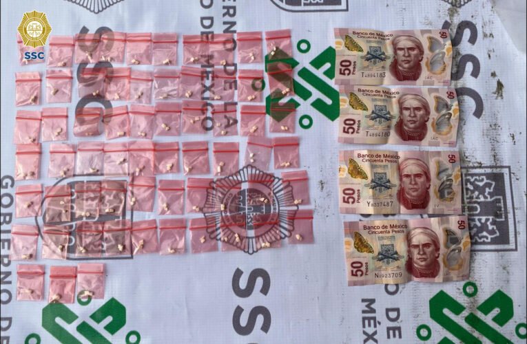 Oficiales de la SSCdetuvieron a tres personas en posesión de más de 60 dosis de aparente cocaína, en la alcaldía Iztapalapa