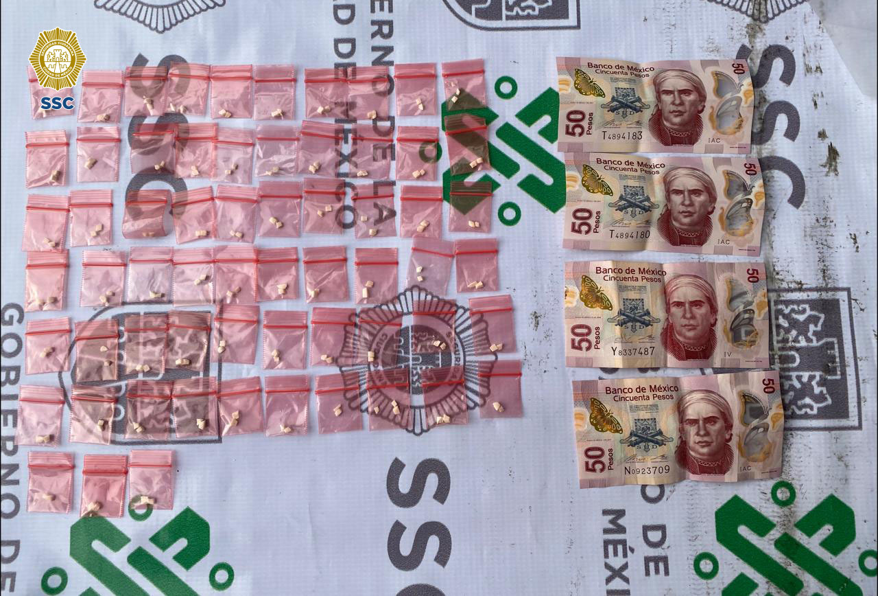Oficiales de la SSCdetuvieron a tres personas en posesión de más de 60 dosis de aparente cocaína, en la alcaldía Iztapalapa