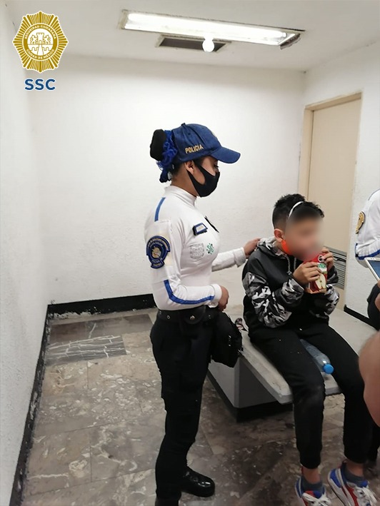 Policías de la SSC resguardaron a un menor de edad que se extravió en la estación autobuses del norte del metro CDMX