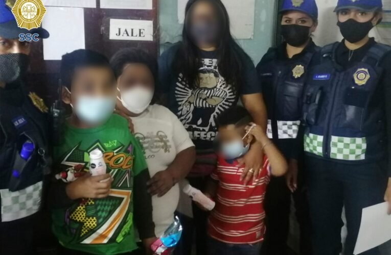 Policías de la SSC auxiliaron y resguardaron a dos menores de edad que se extraviaron en las inmediaciones de la estación la paz del metro CDMX