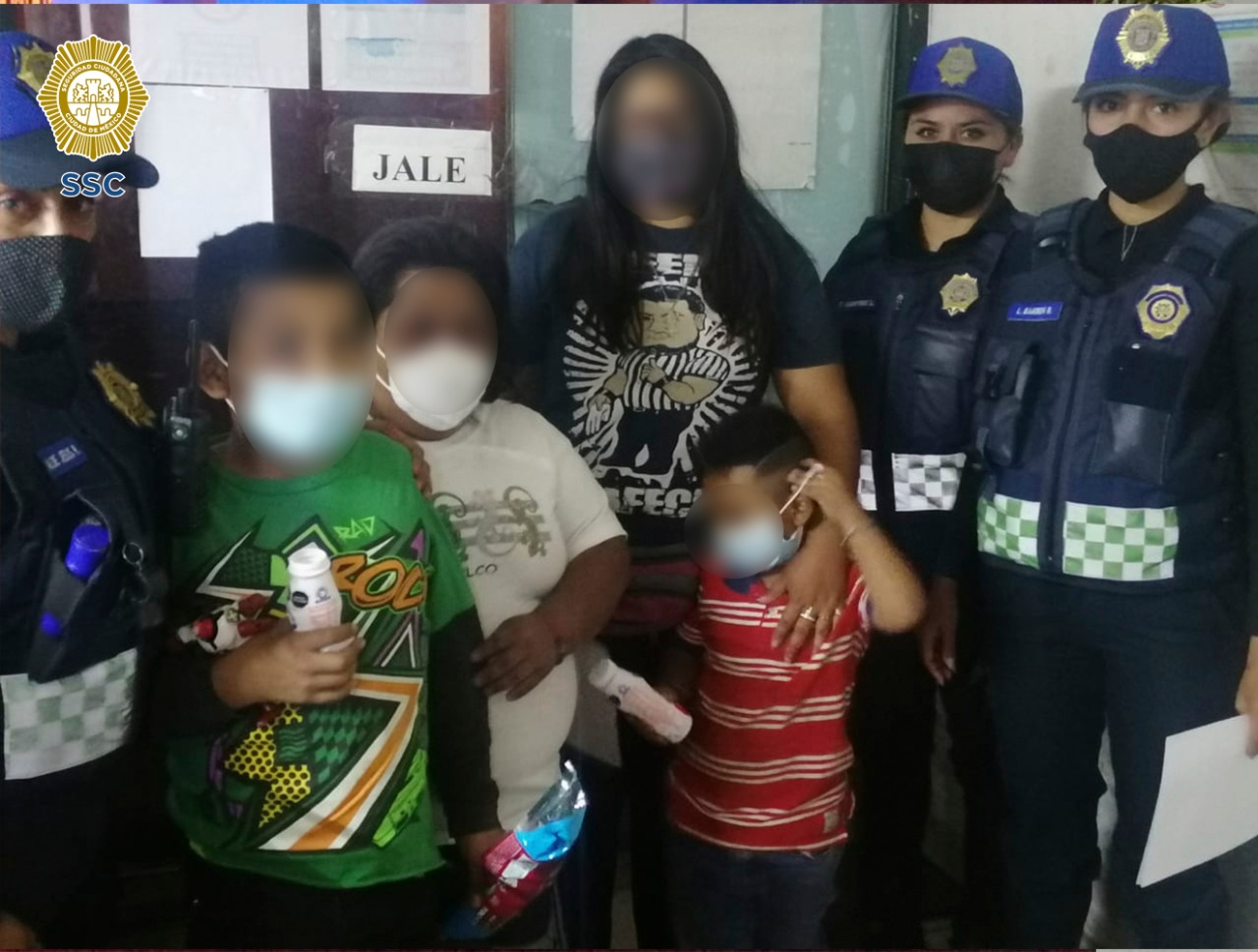 Policías de la SSC auxiliaron y resguardaron a dos menores de edad que se extraviaron en las inmediaciones de la estación la paz del metro CDMX