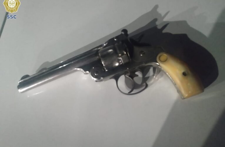 En la colonia la colmena, policías de la SSC detuvieron a dos hombres que portaban armas de fuego en la vía pública