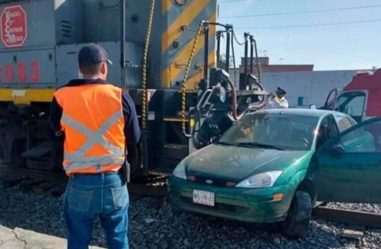 Intentó ganarle el paso al tren y se lo llevó, en Toluca