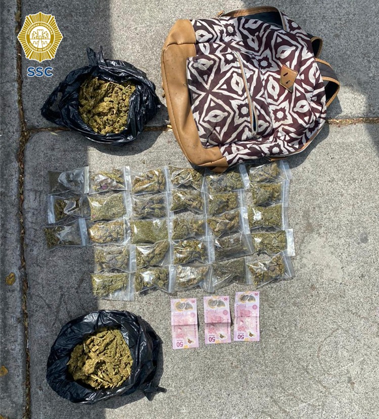 En posesión de varias dosis de aparente marihuana listas para su comercialización, dos hombres fueron detenidos por efectivos de la SSC, en la alcaldía Venustiano Carranza