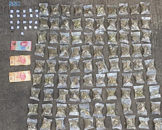 En posesión de más de 100 dosis de posible narcótico en la alcaldía Venustiano Carranza, oficiales de la SSC detuvieron a dos mujeres posiblemente involucradas en el robo de dinero de una camioneta de valores
