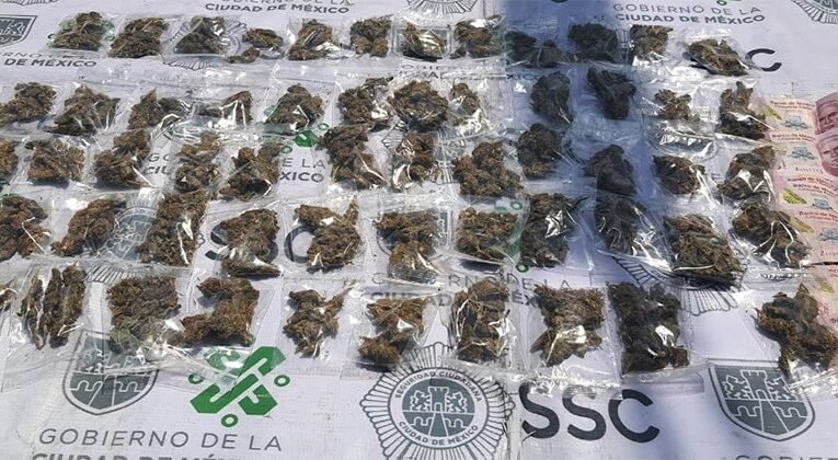 VIDEO: En la colonia Magdalena Mixhuca, policías de la SSC detuvieron a una mujer posiblemente involucrada en la agresión a una persona mayor