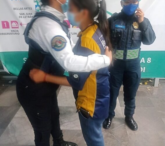 Policías de la SSC resguardaron a una menor de edad que se extravió en el metro CDMX y realizaron labores de búsqueda en redes sociales para identificar a un familiar