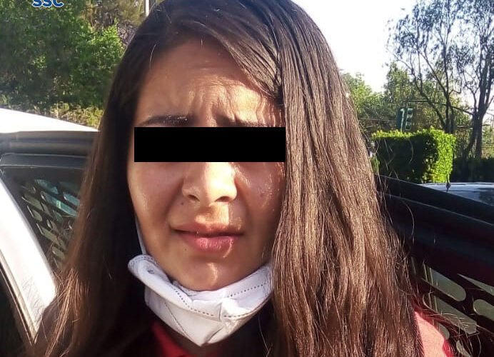 Policías de la SSC detuvieron a una mujer que posiblemente sustrajo mercancía de una tienda departamental sin realizar el pago, en la colonia Santa Cruz Acayucan