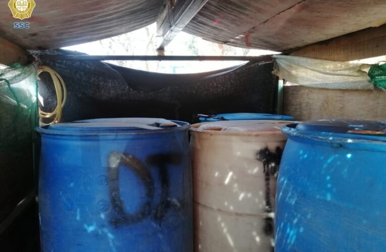 Policías de la SSC detuvieron a un hombre que transportaba tambos con gasolina sin las medidas de seguridad adecuadas, en la alcaldía Xochimilco
