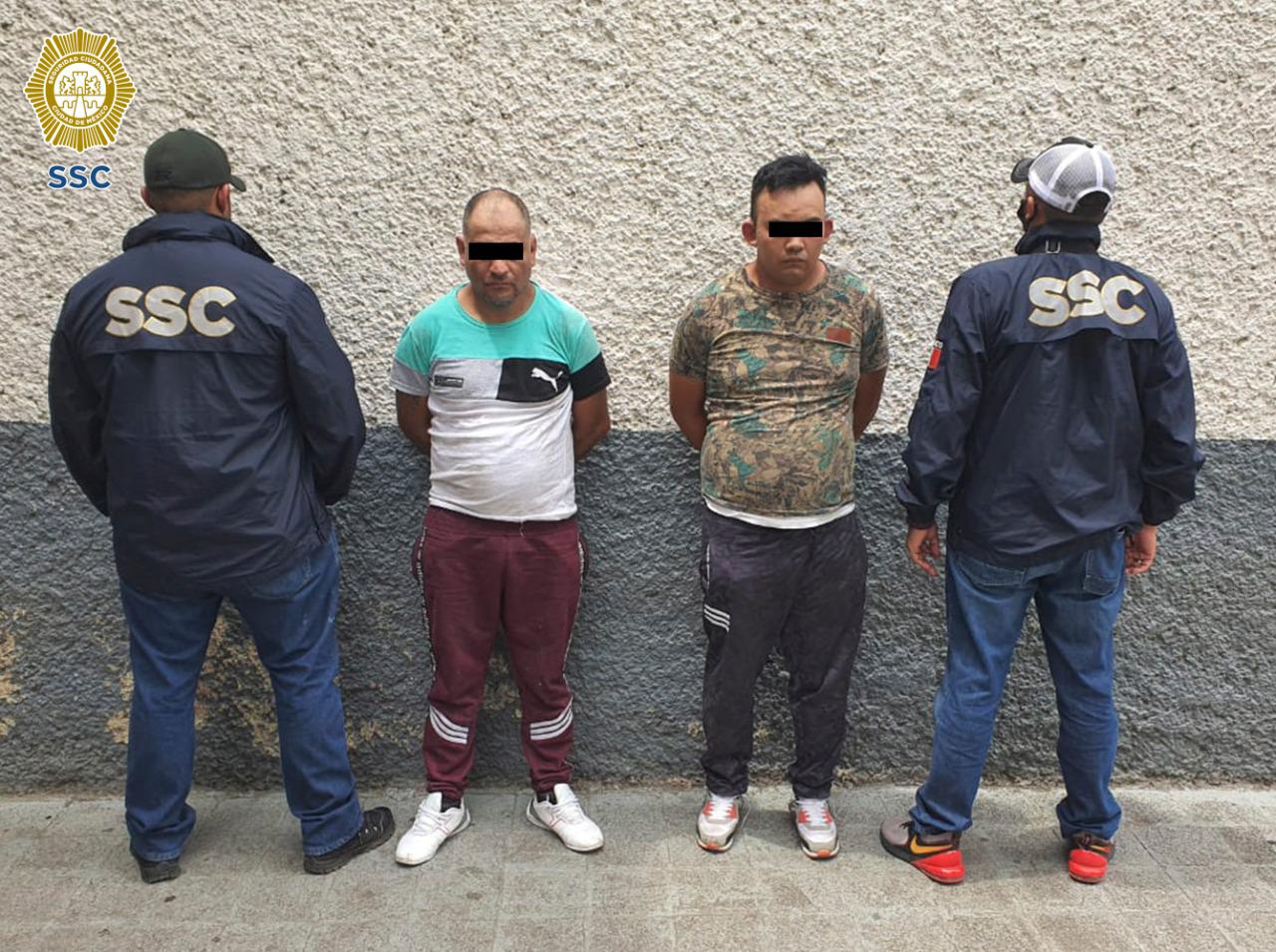 Dos hombres que al parecer recibieron dinero en efectivo a cambio de no atentar contra la integridad física de una persona, fueron detenidos por policías de la SSC en la alcaldía Iztacalco