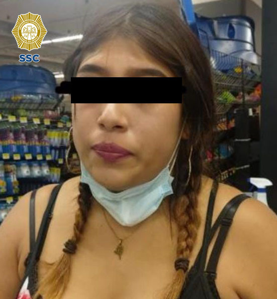 Por el posible robo de mercancía de una tienda departamental, oficiales de la SSC detuvieron a una mujer, en la alcaldía Álvaro Obregón