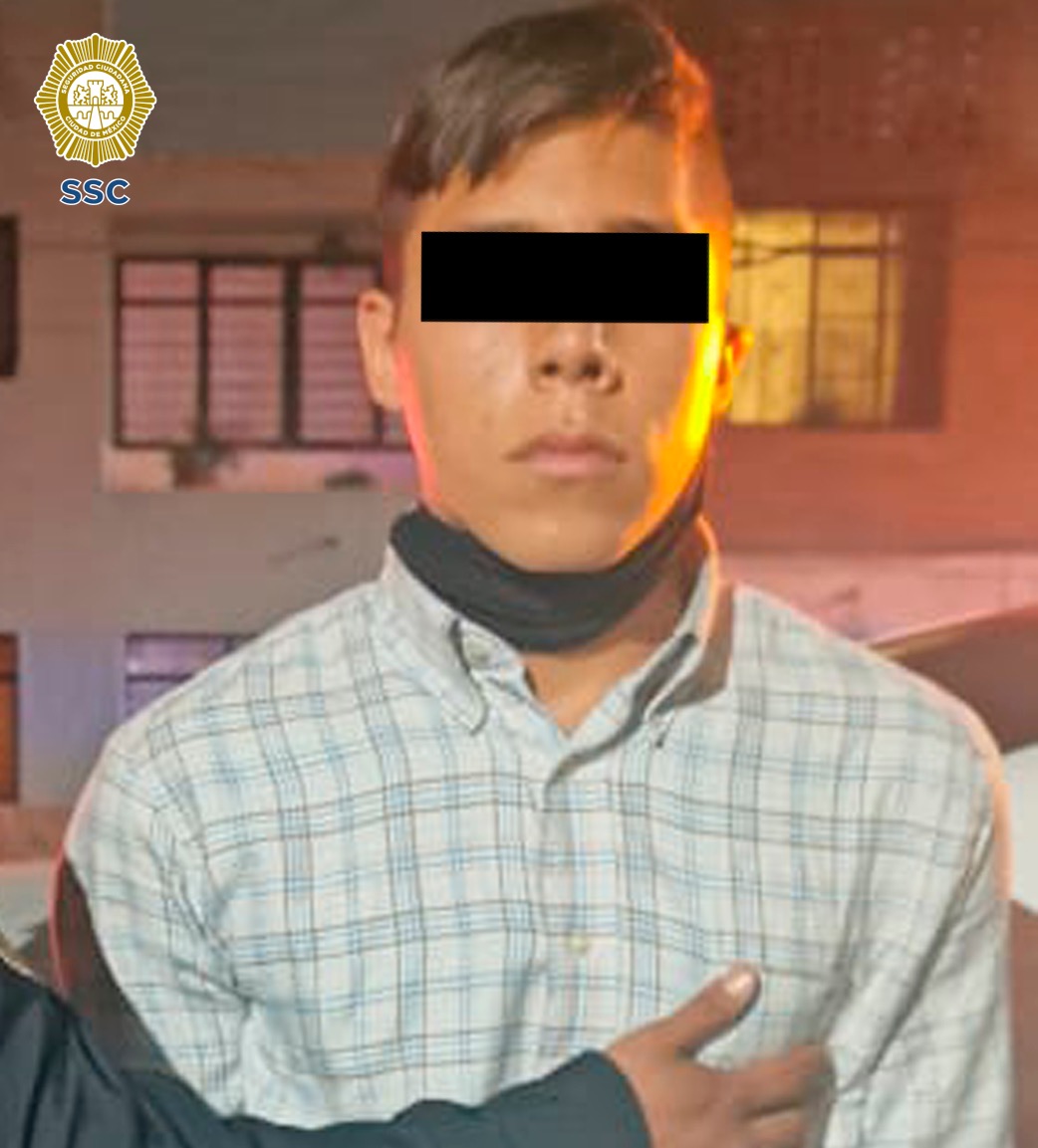 Tras una persecución, dos hombres que posiblemente asaltaron al dueño de un establecimiento de venta de comida en la alcaldía Iztapalapa, fueron detenidos por policías de la SSC