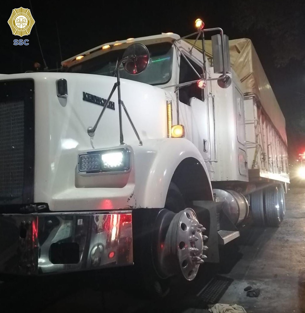 Tras chocar contra una patrulla y un vehículo en el perímetro de la alcaldía Tlalpan, el conductor de un camión fue detenido por efectivos de la SSC