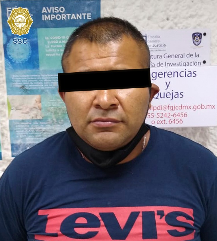 Dos hombres posibles responsables de asaltar a una usuaria de transporte público fueron detenidos por oficiales de la SSC en la alcaldía Xochimilco