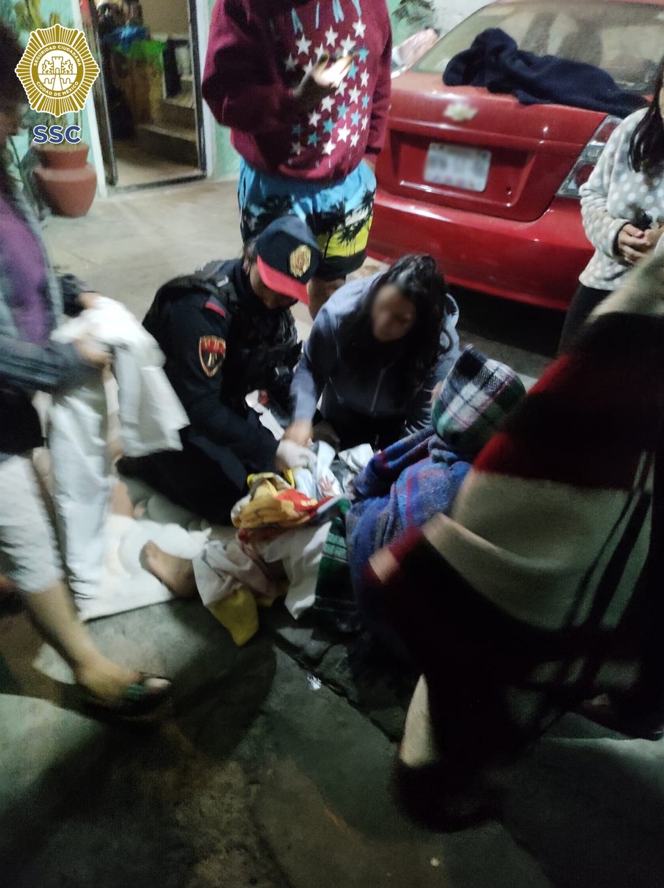 En la alcaldía Álvaro Obregón, oficiales de la SSC ayudaron a una joven en labor de parto y recibieron al recién nacido (Video)