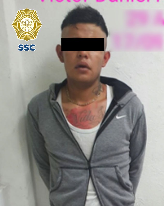 En Iztacalco, oficiales de la SSC detuvieron a siete personas en posesión de aparente droga, armas de fuego largas y dinero aparentemente apócrifo