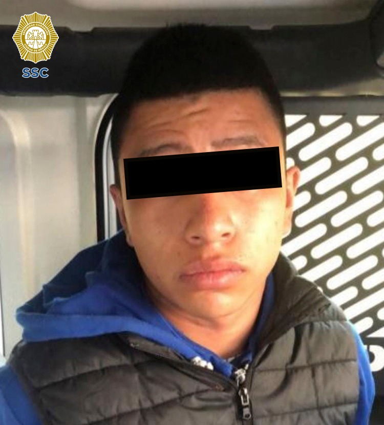 Oficiales de la SSC detuvieron a un joven en posesión de dosis con aparente droga y un arma de fuego, en calles de la alcaldía Xochimilco