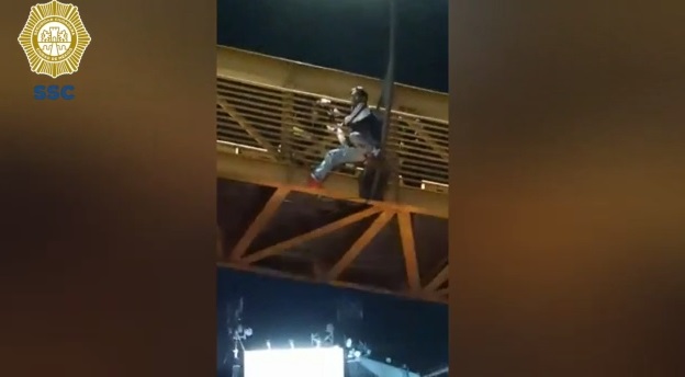 (Video) Personal de la SSC coadyuvo en las acciones de rescate de un hombre que pretendía atentar contra su vida en un puente peatonal en calles de la alcaldía Miguel Hidalgo