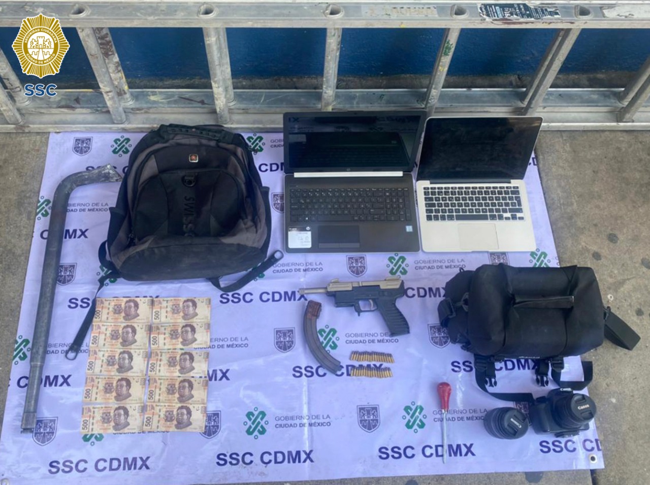 En la alcaldía Cuauhtémoc, oficiales de la SSC detuvieron a tres hombres que, al parecer, sustrajeron objetos de una bodega