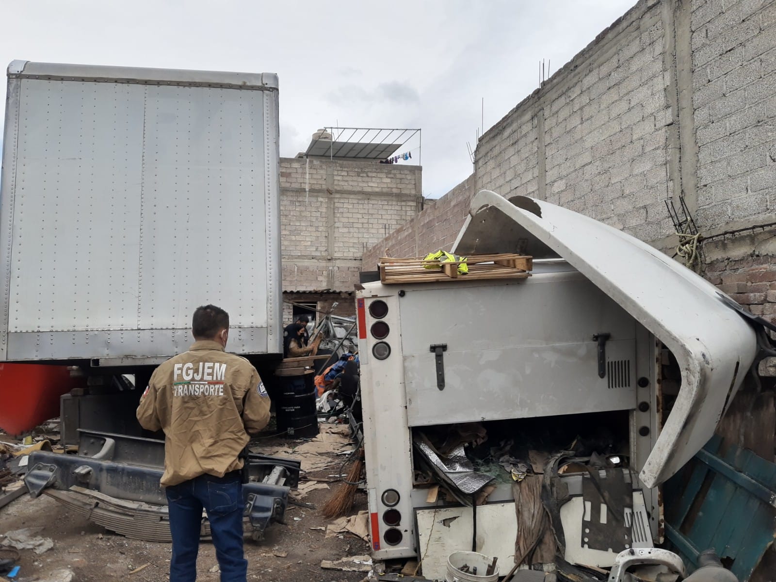 Catea FGJEM inmueble en Tecámac donde asegura vehículos y mercancía robada
