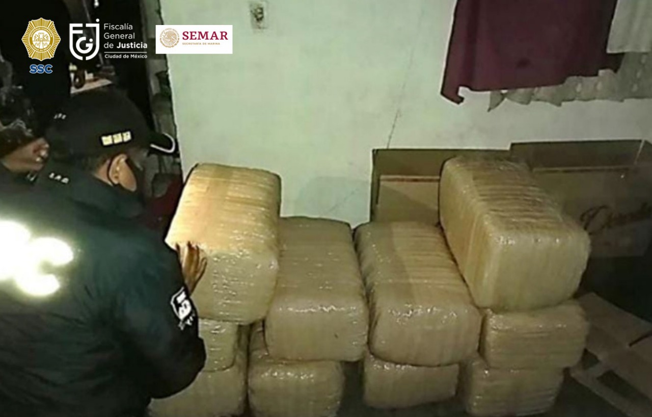 Personal de la SSC, FGJ y SEMAR, ejecutaron una orden de cateo en un domicilio en Iztapalapa y aseguraron más de 200 kilogramos de aparente mariguana