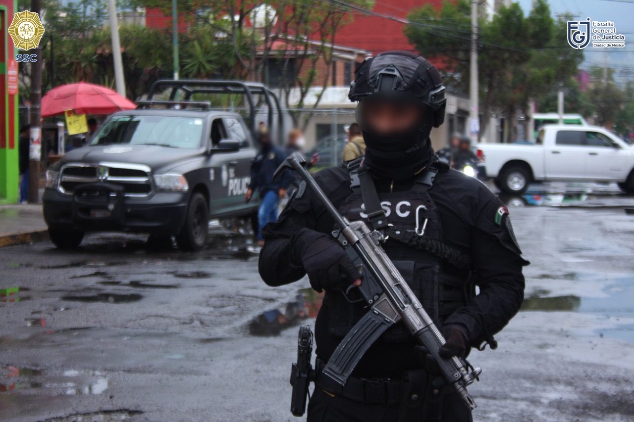 En Magdalena Contreras, efectivos de la SSC y la FGJ ejecutaron una orden de cateo en un predio y detuvieron a dos personas posiblemente relacionadas con el robo y desmantelamiento de vehículos