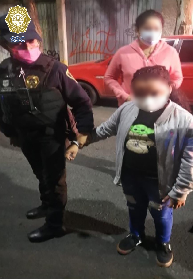 Policías de la SSC resguardaron y bridaron acompañamiento a una menor de edad que estuvo encerrada varias horas en un departamento, en la alcaldía Iztacalco