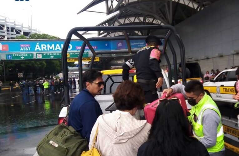 Por presencia de manifestantes, policías de la SSC desplegaron camionetas para agilizar la llegada de los usuarios del AICM