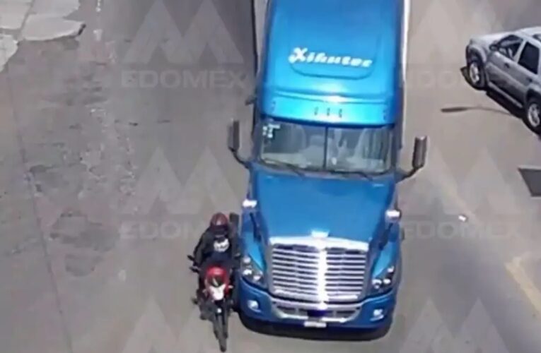 (VIDEO) Motociclista se salva de ser arrollado por un tráiler