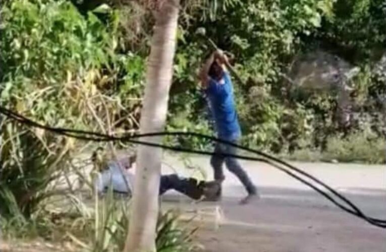 Hombre da un hachazo a su hermano durante pelea (Video)