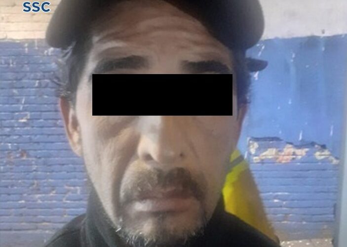 Oficiales de la SSC detuvieron a cuatro hombres que al parecer ingresaron a una tienda de abarrotes y sustrajeron mercancía en la alcaldía Coyoacán