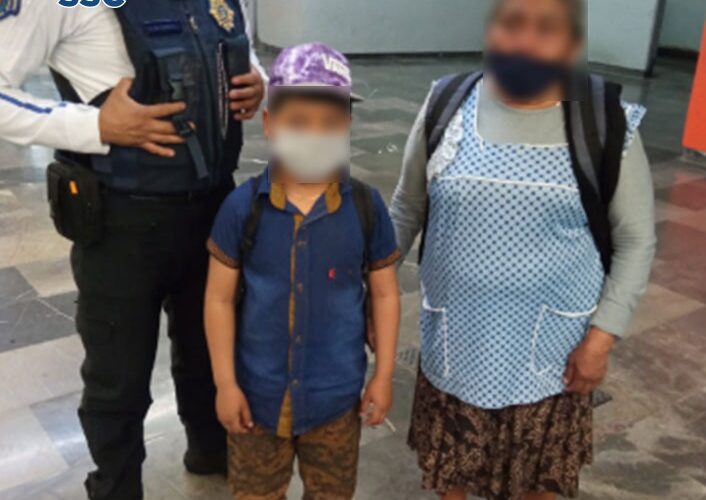 Efectivos de la SSC resguardaron a un niño que se extravió en la estación Chilpancingo del metro CDMX y lo reunieron con su abuela