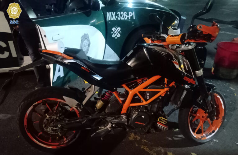 En la alcaldía Azcapotzalco, efectivos de la SSC detuvieron a un hombre que posiblemente asaltó a un ciudadano y recuperaron una motocicleta, dinero en efectivo y un teléfono celular