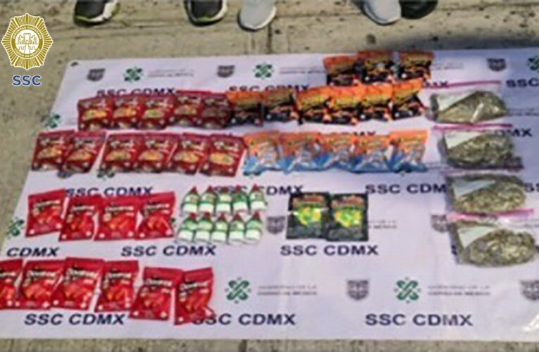 Efectivos de la SSC detuvieron en la alcaldía Cuahutémoc, a tres hombres en posesión de varias envolturas de dulces, frituras de maíz y cereal que en vez del producto contenían aparente marihuana