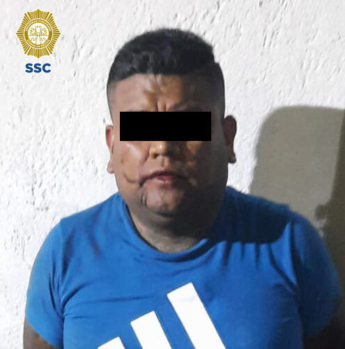 Efectivos de la SSC detuvieron a tres hombres en posesión de armas de fuego y aparente droga, señalados como posibles responsables del asalto a un ciudadano, en la alcaldía Coyoacán