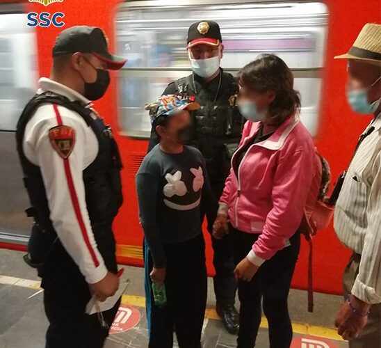 Oficiales de la SSC auxiliaron a un menor de edad que se extravió en la estación Pantitlán del Metro CDMX, en la alcaldía Venustiano Carranza