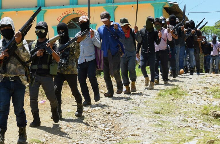 Grupo de indígenas de Chiapas forman fila en autodefensa “El Machete”