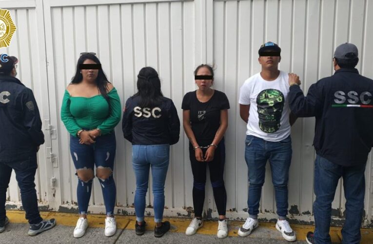 En posesión de aparente narcótico, tres posibles integrantes de una célula delictiva, dos mujeres y un hombre, fueron detenidos por efectivos de la SSC en la alcaldía Iztapalapa