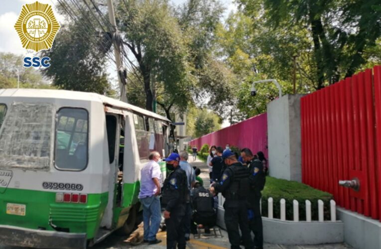 Paramédicos del ERUM y oficiales de la SSC, auxiliaron a seis personas que resultaron lesionadas luego de un percance vehicular en la alcaldía Coyoacán