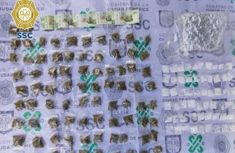 Tres personas en posesión de más de 100 dosis de posible droga y tres kilogramos de aparente marihuana, fueron detenidas por oficiales de la SSC, en la Colonia Morelos